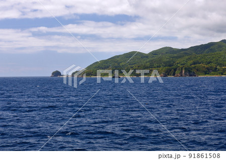 新潟県新潟市新潟港と佐渡島両津を結ぶ佐渡汽船フェリーから佐渡島遠景 91861508
