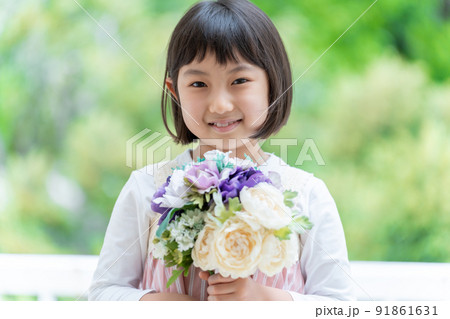 花束を持つ女の子の写真素材 [91861631] - PIXTA