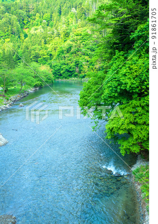 四万川　湯原橋から下流方面の眺め　新緑の風景　　 91861705