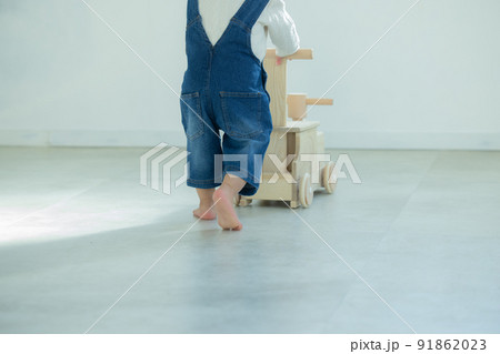 手押し車で遊ぶ1歳の男の子 91862023