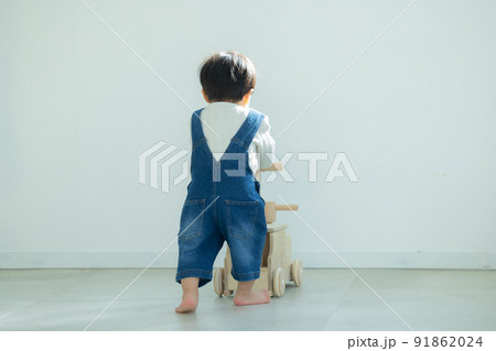 手押し車で遊ぶ1歳の男の子 手押し車で遊ぶ1歳の男の子 91862024