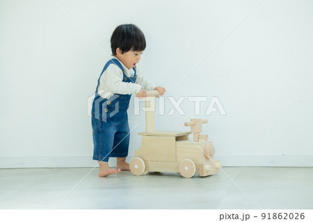 手押し車で遊ぶ1歳の男の子 91862026