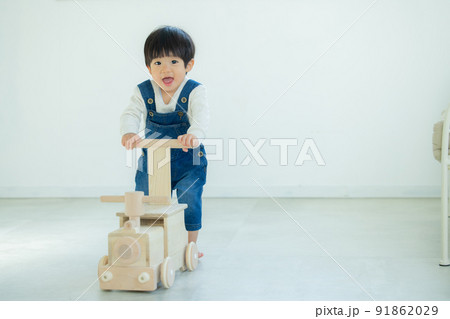 手押し車で遊ぶ1歳の男の子 91862029