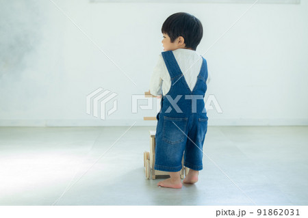 手押し車で遊ぶ1歳の男の子 91862031