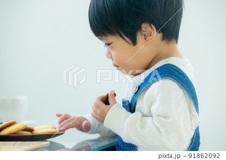 クッキーを食べる1歳の男の子 91862092