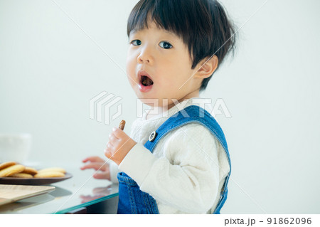 クッキーを食べる1歳の男の子 91862096