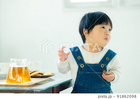 クッキーを食べる1歳の男の子 91862098