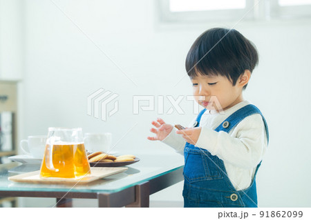 クッキーを食べる1歳の男の子 クッキーを食べる1歳の男の子 91862099