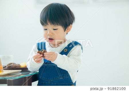 クッキーを食べる1歳の男の子 91862100