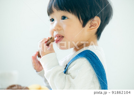 クッキーを食べる1歳の男の子 91862104