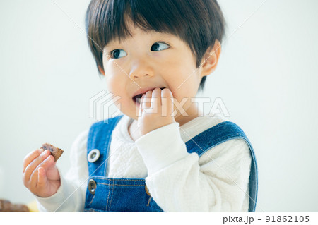 クッキーを食べる1歳の男の子 91862105