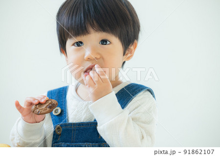 クッキーを食べる1歳の男の子 91862107