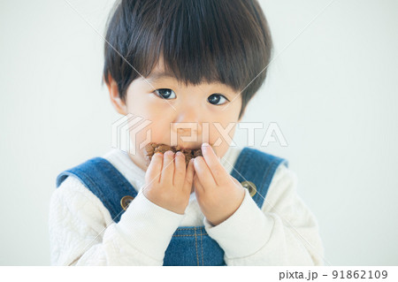 クッキーを食べる1歳の男の子 91862109