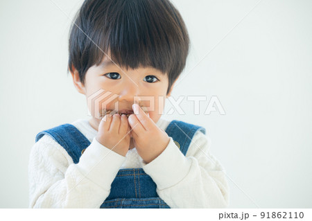 クッキーを食べる1歳の男の子 91862110