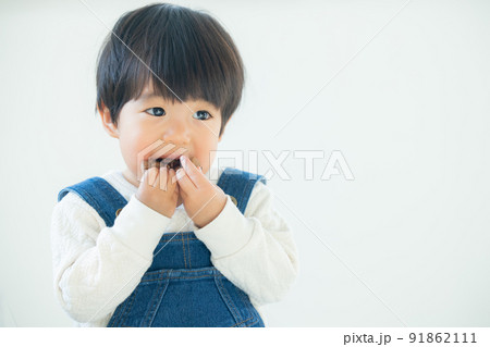 クッキーを食べる1歳の男の子 クッキーを食べる1歳の男の子 91862111