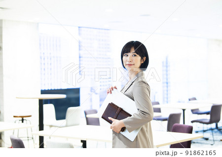 ビジネス　女性　オフィス　ノートパソコン　ポートレート 91862165