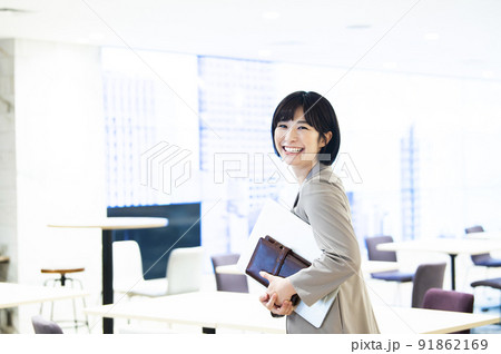 ビジネス 女性 オフィス ノートパソコン 笑顔 ポートレート ビジネス 女性 オフィス ノートパソコン 笑顔 ポートレート 91862169