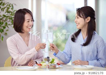 シャンパンで乾杯する母と娘 91862170