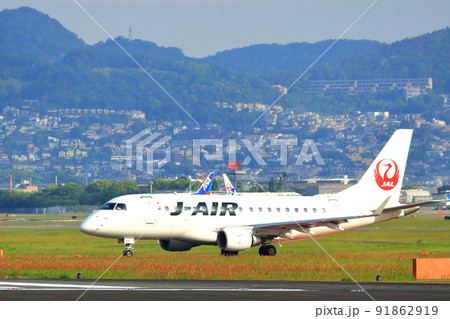 大阪国際空港　離着陸する旅客機 91862919