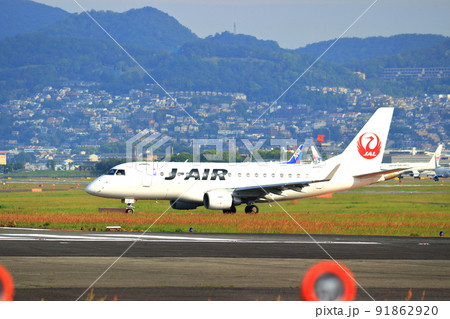 大阪国際空港　離着陸する旅客機 91862920