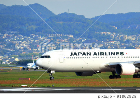 大阪国際空港　離着陸する旅客機 91862928