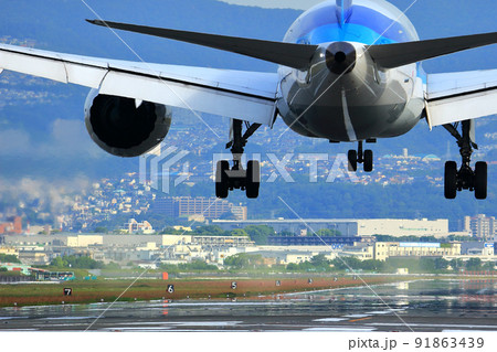 大阪国際空港　離着陸する旅客機　ボーイング787 91863439
