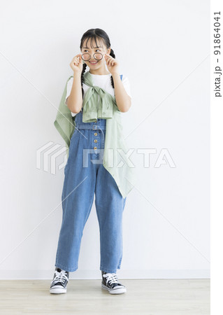 10代女の子の私服ポートレート 中学生 高校生 91864041