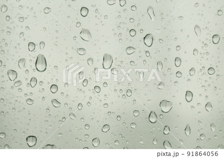 フロントガラス越しの雨粒、結露 91864056