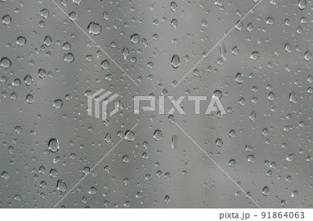 フロントガラス越しの雨粒、結露 フロントガラス越しの雨粒、結露 91864063