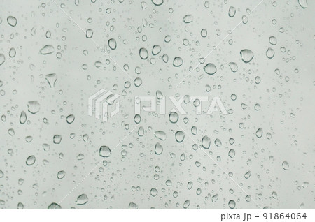 フロントガラス越しの雨粒、結露 フロントガラス越しの雨粒、結露 91864064