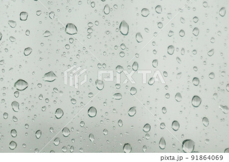 フロントガラス越しの雨粒、結露 フロントガラス越しの雨粒、結露 91864069
