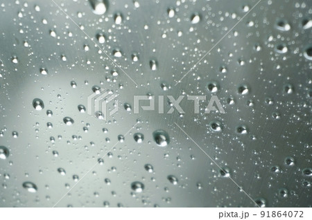フロントガラス越しの雨粒、結露 フロントガラス越しの雨粒、結露 91864072