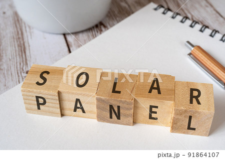 太陽光パネルのイメージ|「SOLAR PANEL」と書かれたブロック、ノート、ペン、コップ 太陽光パネルのイメージ|「SOLAR PANEL」と書かれたブロック、ノート、ペン、コップ 91864107