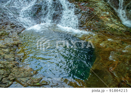 四万の甌穴 四万川 新緑の季節の風景 四万の甌穴 四万川 新緑の季節の風景 91864215