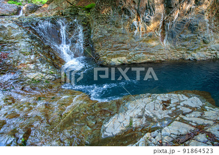 四万の甌穴 四万川 新緑の季節の風景 四万の甌穴 四万川 新緑の季節の風景 91864523