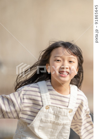 子供 ライフスタイル ハンギング 91865645