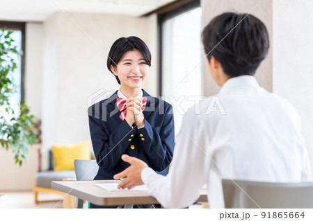 進路相談する女子高生 進路相談する女子高生 91865664