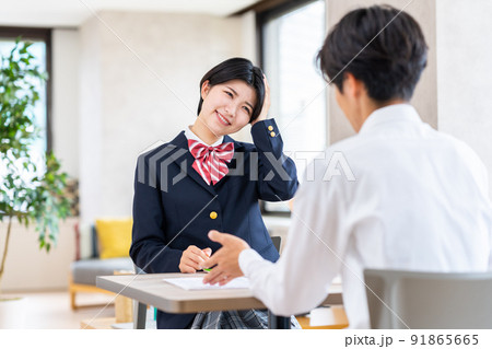 進路相談する女子高生 進路相談する女子高生 91865665