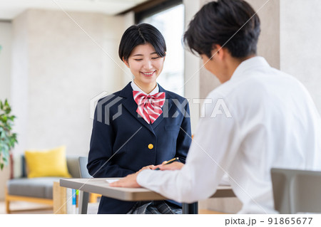 進路相談する女子高生 進路相談する女子高生 91865677