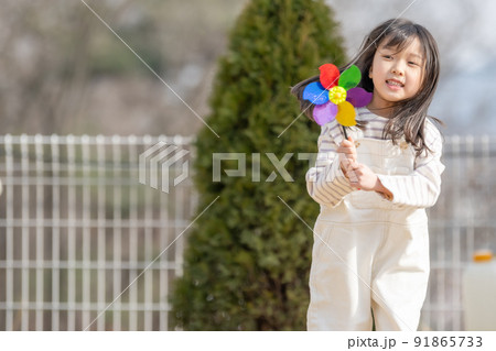 子供 ライフスタイル ハンギング 91865733