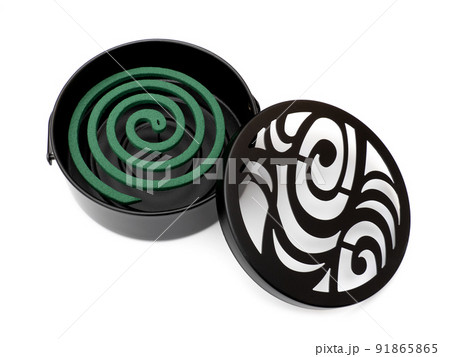 蚊やり器にセットした蚊取り線香 91865865