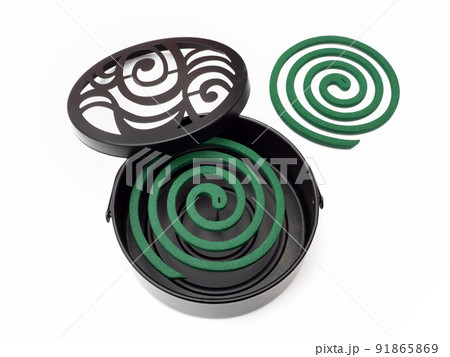 蚊やり器にセットした蚊取り線香 91865869