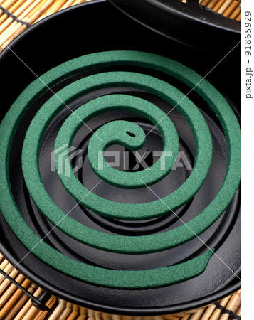 蚊やり器にセットした蚊取り線香 91865929