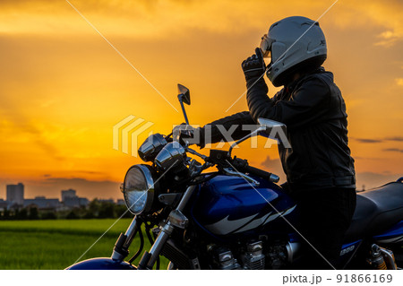 夕日を眺めるライダー 夕日を眺めるライダー 91866169