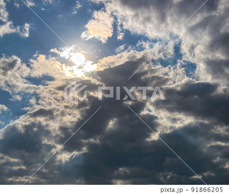 太陽光と雲のコントラストのドラマティックな青空 91866205