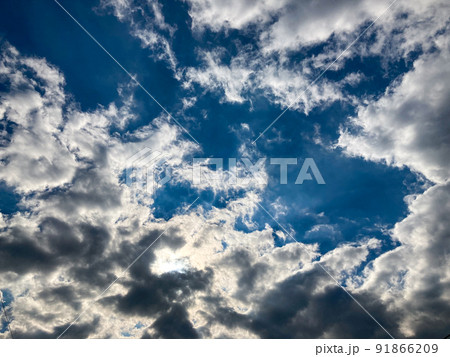 太陽光と雲のコントラストのドラマティックな青空 太陽光と雲のコントラストのドラマティックな青空 91866209