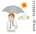 日傘で日差しをカットして、夏を健康的に過ごす男性 91866312