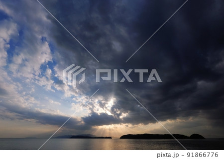 迫力のある雲が現れた夏の海岸夕景・超広角・220502pm・空主体 91866776