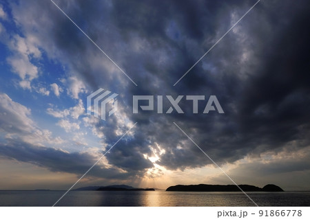 迫力のある雲が現れた夏の海岸夕景・超広角・220502pm・空主体 迫力のある雲が現れた夏の海岸夕景・超広角・220502pm・空主体 91866778