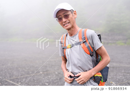 高山病になり体調不良の男性　登山　富士山 91866934